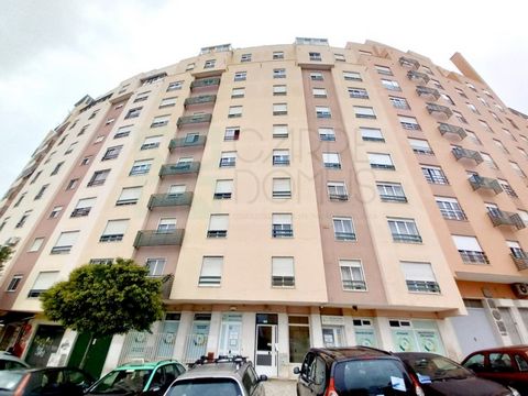 Apartment located in Rinchoa, a few minutes from Lisbon. Easy road access IC19, A16, CRIL, N249. Surrounding area with all kinds of commerce, schools, services, buses, a few minutes from the train station of Rio de Mouro, near the Fitares Urban Park....
