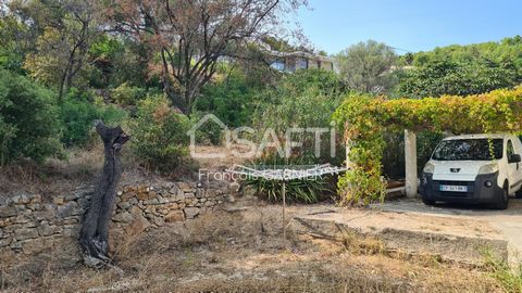 On a 648 m² plot, discover this 74 m² house nestled in a sought-after area of Bandol. The property offers renovation potential. Ideally located, this property ensures easy access to local amenities. Its peaceful location makes it the perfect place fo...