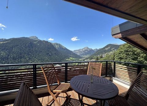 This pretty duplex apartment is on the top floors of a hillside residence in Chatel. The elevated location provides a fabulous panoramic view of the mountains. Super-Chatel gondola is just 100m from the residence. The apartment benefits from a total ...