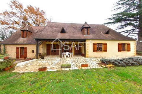 Located in the Périgord Noir valley, Eric and Aurélie Asdrubal present this charming 155 m² traditional Périgord house, set in 3560 m² of wooded grounds, close to the village, shops and tourist attractions. The house comprises an entrance hall on the...
