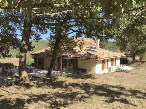 We offer you in the charming town of Monsac, this stone house benefiting from an ideal location, combining tranquility and proximity to the town's amenities (12 km from Lalinde and 25 from Bergerac). Close to points of interest in the region, it offe...