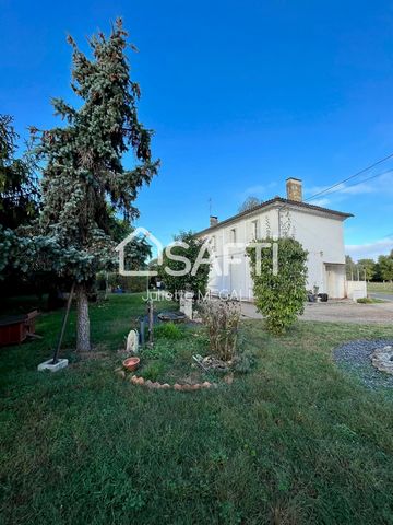 This 140m2 Girondine house comprises on the ground floor a beautiful entrance hall, a kitchen, a lounge/living room with its stone fireplace, a utility room, a shower room and a separate toilet. On the first floor, there are two bedrooms, a bathroom ...