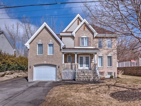 Discover this large two-storey house built in 2001. With its 7 bedrooms, including the master suite offering a private bathroom and a walk-in closet, this home will meet all your needs. Also enjoy 2 additional bathrooms and a powder room. Built-in ga...
