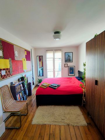 Bienvenue.s chez moi. I am Italian, work in the medias and live in Paris in a lovely 52 m² apartment in a 1900 building, full of light, peace and quiet. I rent it when I am away travelling. The flat is conveniently located in the 10th arrondissement,...