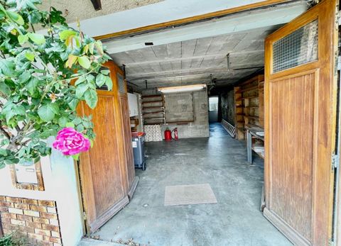 Discover this beautiful house located in the town center of the spa town of Bourbonne-les-Bains. On the ground floor, you will find a garage and workshop, to store 1 car and/ or a motorcycle. At this same level, a bedroom and the bathroom. Upstairs, ...