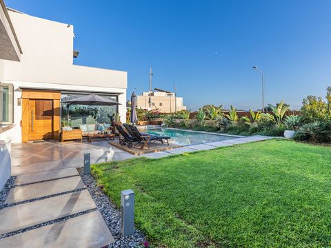 In a serene tranquil and rural setting in the limits of Rabat is this beautifully converted detached four bedroom contemporary villa on a plot size of approximately 480sqm and with an outdoor area of 250 sqm. From the main gate we enter total privacy...