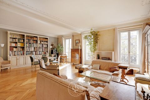 Rives Sainte Catherine is pleased to exclusively present to you this sumptuous 4-room family apartment, covering 113 m2 Carrez law, nestled on the 3rd floor of an elegant Haussmannian building, accessible by elevator. This unique living space seduces...
