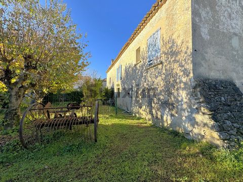 Swixim International in Vézénobres offers you this charming village house to renovate with a plot of more than 500 M2. Located in the heart of a beautiful village, this traditional house offers incredible potential for renovation enthusiasts. This pr...
