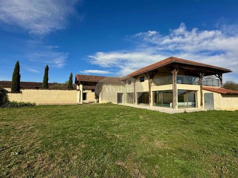 Prestigious estate 5 ha Located between Masseube and Lannemezan, this large 'coup de coeur' property of 647 m² and 5 hectares offers many possibilities for lovers of quality and taste.