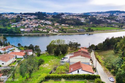 Identificação do imóvel: ZMPT556683 Moradia Individual T3 com vistas para o rio Douro, em S. Cosme, Gondomar Localizada em S. Cosme, Gondomar, local este privilegiado pelas vistas deslumbrantes sobre o rio Douro. Esta moradia é uma excelente oportuni...
