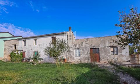 Location: Istarska županija, Vodnjan, Gajana. Istria, Vodnjan, surroundings, not far from Vodnjan, only about seven kilometers, there is a less quiet place where we are selling this house with a large garden. The house is surrounded by greenery and o...