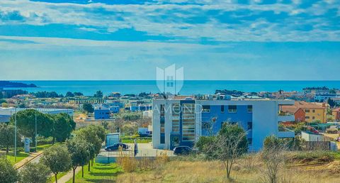 Location: Istarska županija, Novigrad, Novigrad. Istria, Novigrad A few minutes from the center of Novigrad is this nice apartment with a panoramic view of the sea! The apartment is located on the 2nd floor of a residential building. The total area o...