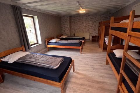 Dit vakantiehuis heeft 11 slaapkamers en is geschikt voor 33 personen, ideaal voor familiereünies of grote reisgezelschappen. Gelegen in het dal van de rivier Ambleve, dicht bij de wattervallen. Het huis staat in een bosrijke omgeving en is dicht bij...