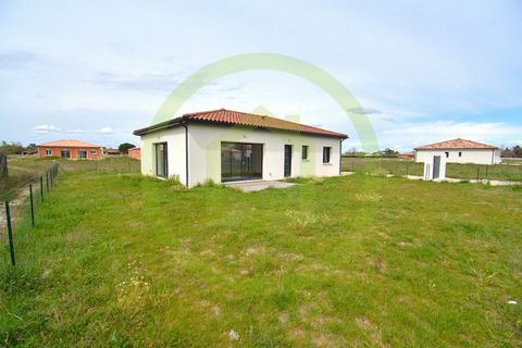A very nice 4-room, 3-bedroom house of 11 m² with a large living room of more than 47 m². The kitchen is equipped (hob + oven + microwave, the equipment is new and guaranteed). The bedrooms are equipped with fitted wardrobes and wardrobes. In the bat...