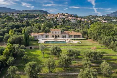 This beautiful property offers a unique setting and exceptional quality. Located on a olive grove just below the Medieval village of Chateauneuf de Grasse, 20 minutes from Cannes and the beaches, it enjoys a truly spectacular panoramic sea and countr...