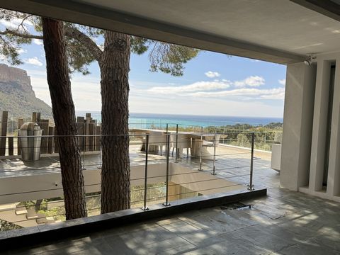 Superb property for lovers of contemporary architecture, in the vein of Le Corbusier. This magnificent luxury home boasts an exceptional view over the whole of Cassis, without doubt, one of the most beautiful views of Cassis. The medieval castle over...