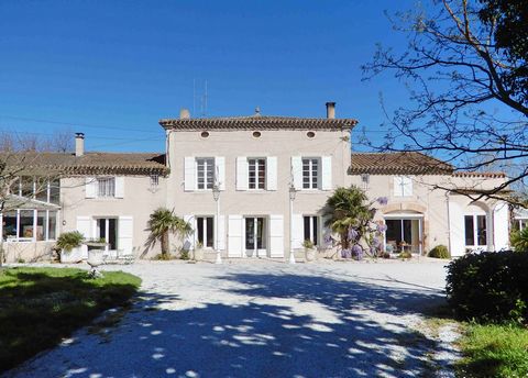 Unique opportunity to acquire a beautiful and large property renovated approximately forty years ago which is hidden in the heart of its pretty garden, a stone's throw from the city! The property is made up of 3 dwellings: The spacious Residence (+38...
