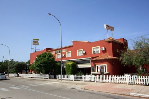 INVESTEERDERS OPGELET Te koop wegens pensionering van de eigenaren dit barrestaurantgastenverblijf in volle werking Het bestaat uit een bar industriële keuken binneneetkamer groot overdekt terras met nog een bar toiletten Via een interne trap of exte...