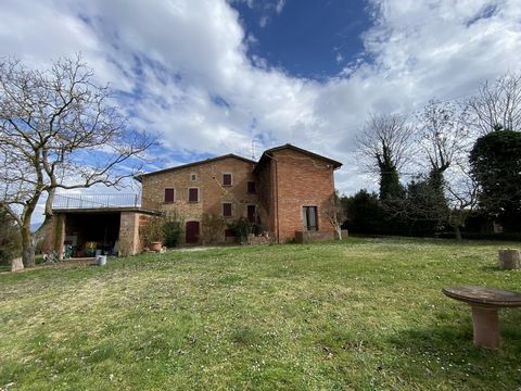 In einem kleinen Dorf im Val di Chiana, umgeben von den sanften Hügeln von Siena, bietet dieses Haus Gastfreundschaft für diejenigen, die die Ruhe der Landschaft und die Schönheit der toskanischen Hügel suchen. 250 qm + Garten und Olivenhain In der G...