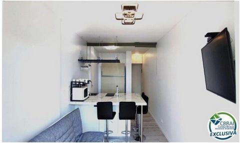 Een prachtig studio-appartement is te koop op slechts 50 meter van het strand van Empuriabrava, perfect voor diegenen die op een steenworp afstand van de zee willen wonen. Het appartement is uitgerust met airconditioning, wat comfort en frisheid gara...