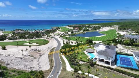 This magnificent property is located next to Caleton Beach Club and Eden Roc hotel, on natural height, with breathtaking panoramic views of Atlantic Ocean. It is part of privileged Golf Founders community inside Cap Cana Resort.   The main building i...