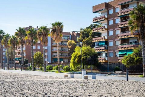 Dit charmante appartement is gelegen in het prestigieuze complex 'Els Pins' in Torredembarra, op slechts een steenworp afstand van het strand. Het biedt twee gezellige tweepersoonsslaapkamers, één met een tweepersoonsbed en de andere met twee eenpers...