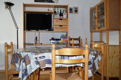 REF 70447-B140 LES ISARDS Wohnzimmer mit 2-Sitzer-Schlafsofa und TV Ein Schlafzimmer mit einem 140 cm breiten Bett, Schrank und Kommode Eine geschlossene Kabine mit zwei 90-cm-Etagenbetten Küche ausgestattet mit Mikrowelle, Geschirrspüler, zwei Induk...