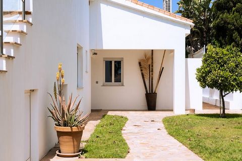 Die Villa in Marbella verfügt über 3 Schlafzimmer und bietet Platz für 6 Personen. Unterkunft von 195 m², geschmackvoll eingerichtet und geräumig. Die Unterkunft befindet sich 100 m vom Restaurant, 200 m vom Sandstrand, 300 m vom Supermarkt, 2 km vom...