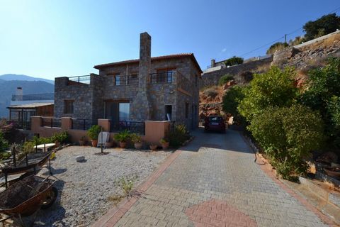 Diese schöne Villa mit 3 Schlafzimmern befindet sich auf einem Hügel mit Blick auf die wunderschöne Bucht von Elounda auf Kreta. Das Gebäude ist ca. 195 m2 (115 m2 Haupthaus und 80 m2 Keller) auf 3 Etagen (Erdgeschoss, Obergeschoss und Untergeschoss)...