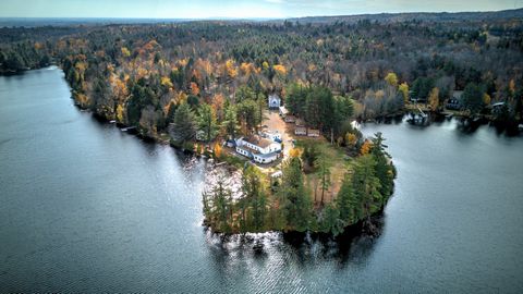 Einmalige Gelegenheit, einen außergewöhnlichen Standort im Herzen der Laurentiner zu erwerben. Das Hotel liegt im Herzen von Saint-Hippolyte auf einem 239.400 Quadratfuß großen Grundstück mit 1270 Fuß Fassade am Lac Bleu, das schiffbar ist. Es handel...