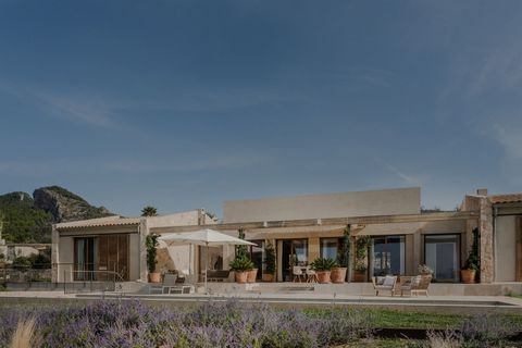 Ubicada en la ladera de una colina a las afueras del encantador pueblo de Alaró, esta exquisita casa de campo, construida en 2021, ofrece la mezcla perfecta de lujo moderno y serena vida en el campo. Con vistas panorámicas que se extienden a través d...