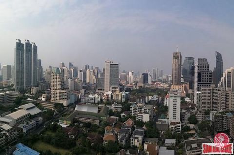 Een charmant studio-appartement te koop, gelegen op de 23e verdieping met een prachtig uitzicht op de stad. Het gebouw ligt op een goede locatie met zowel Sukhumvit Road als rama4 Road gemakkelijk bereikbaar. Dit gezellige appartement heeft een bank,...