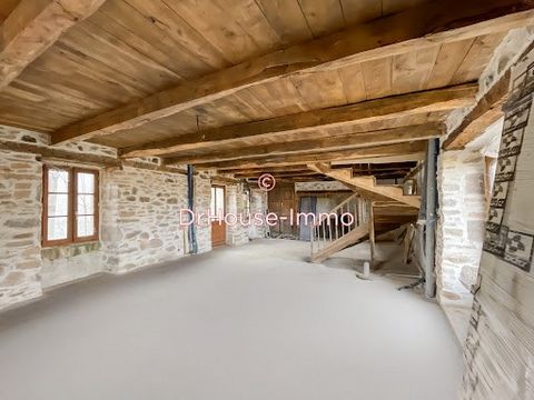 En NEUVILLE, venga a descubrir esta casa de piedra con su tejado de pizarra que data de finales del siglo XIX. La casa se compone en la planta baja de un salón comedor de unos 50m² que se puede convertir en sala de estar y cocina. En la planta superi...