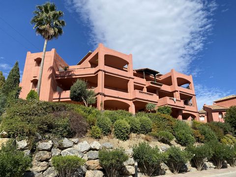 UNA MARAVILLOSA OPORTUNIDAD DE ADQUIRIR UN ÁTICO MAGNÍFICO Y ÚNICO DE UN NIVEL CON VISTAS PANORÁMICAS AL MAR DE 180 GRADOS Y SITUADO CERCA DEL PUEBLO HISTÓRICO Y BLANCO DE BENALMÁDENA Y DE LA PLAYA. Orientación sur. 2 plazas de aparcamiento. DE UN VI...