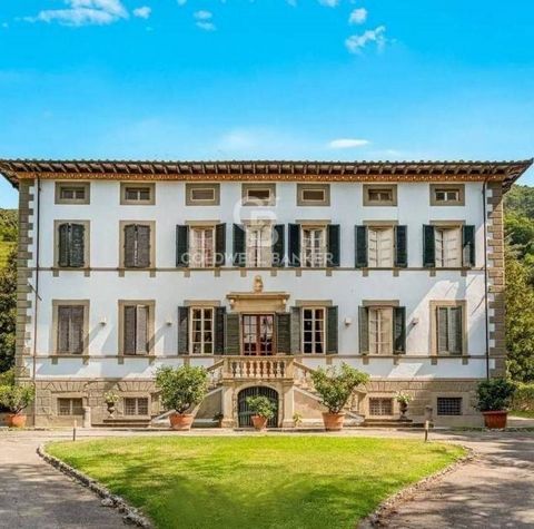 Villa Lucchese, magnífica villa histórica en venta, en una zona sugerente y tranquila en el municipio de Camaiore. Situada en una posición estratégica, a pocos kilómetros de las playas de Versilia y de ciudades de arte como Lucca y Pisa, esta esplénd...