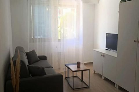 Dieses charmante, 22 m² große Studio ist perfekt gelegen, um die französische Riviera zu erkunden. Es liegt günstig im Herzen von Nizza und bietet einfachen Zugang zu öffentlichen Verkehrsmitteln wie der Straßenbahn, dem Bahnhof und der Autobahn. Mit...