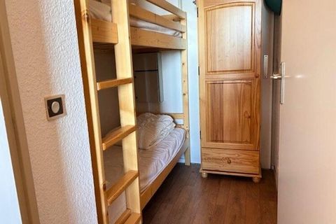 Ten apartament wakacyjny położony jest przy wejściu do ośrodka i składa się z salonu z dwiema dwumiejscowymi sofami BZ, górskiego narożnika przy wejściu z dwoma łóżkami piętrowymi oraz kabiny z dwoma innymi łóżkami piętrowymi. Kuchnia jest wyposażona...