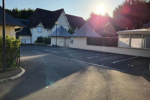 Venez passer vos vacances en famille ou entre amis dans une charmante maison mitoyenne d'environ 60 M² située dans una résidence sécurisée, à seulement 600 m de la plage de sable fin de Merville Franceville. Les commerces si trovano a 700 m, offrono ...