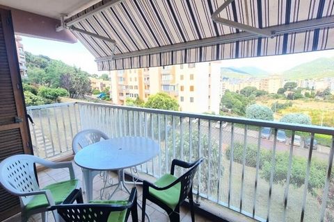 Magnifico appartement de 54 mètres carrés situé à Ajaccio. ArrayIl disporre d'un balcone et peut accueillir jusqu'à 4 persone. Tutte le merci sont à prossimité. Nel piacere di riceverti :) Localisé al 2° mese con ascensore, il comprende: - una camera...