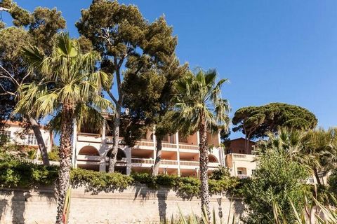 Nel cuore della vivace Bandol, sorge la Résidence Louis Lumière con il suo colore rosa pallido e la sua architettura tipica del sud della Francia. Idealmente situato vicino al mare e ai negozi, il vostro soggiorno si svolgerà nelle migliori condizion...