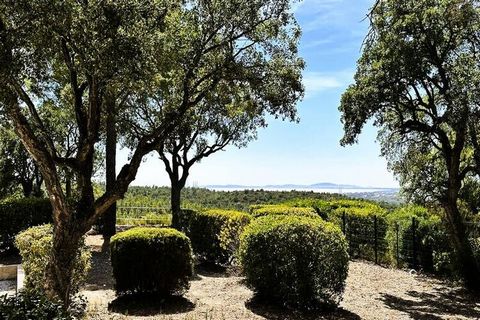 In een uitzonderlijke en groene omgeving, onder de dennenbomen in het hart van het Massif des Maures, uit het zicht en rustig van de drukte. Welkom op het Domaine de Valcros, op een steenworp afstand van een internationale golfbaan met 18 holes, ontd...