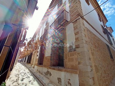 Palais avec 11 chambres et 7 salles de bains sur 4 étages au centre de la vieille ville de Benissa, avec son propre patio fermé romantique et spacieux et sa piscine privée. Idéal pour un Restaurant, Bed & Breakfast ou Boutique Hôtel. Cette maison cha...