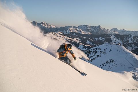 Dit gezellige condohotel met 2 slaapkamers in Saalbach biedt een comfortabel verblijf voor maximaal 6 personen, met 80 m² aan zorgvuldig ontworpen woonruimte. De accommodatie ligt aan de voet van de skipiste en biedt een prachtig uitzicht op de berge...