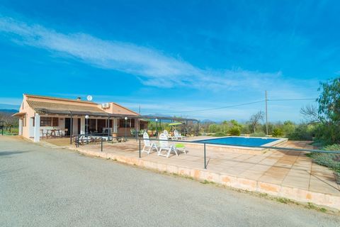 Die Außenbereiche sind fantastisch: Gehen Sie auf die Terrasse, machen Sie einen Grillabend, frühstücken Sie unter der möblierten Veranda, schwimmen Sie im 10 x 5 Meter großen Pool oder sonnen Sie sich, während die Kinder herumspielen. Auf dem Grunds...