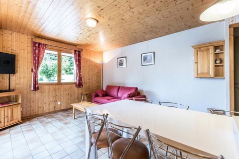 Ce charmant chalet, situé dans le quartier serein du Plateau des Confins, offre une retraite confortable avec un accès direct aux pistes de ski de fond. Situé à 5 km du centre du village, il est facilement accessible par navette, offrant ainsi un con...