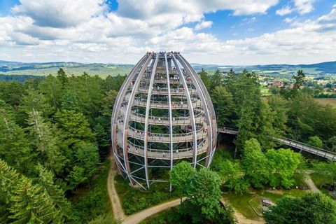 Przeżyj niezrównane rodzinne wakacje w tym magicznym parku wakacyjnym na górze Geyersberg nad Freyung. Otoczony bawarską przyrodą i czystą radością życia, czeka na Ciebie czas pełen niezapomnianych wrażeń. Każdy apartament posiada własną loggię z zap...