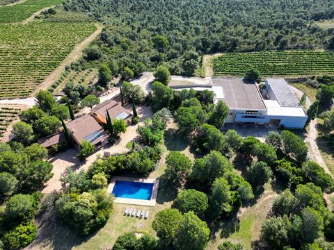 BARNES präsentiert exklusiv dieses fantastische 8 ha große Anwesen mit Weinbergen, Weingut und zwei Zwillingshäusern in Alt Empordà, nur wenige Kilometer von der französischen Grenze und 30 Autominuten von der Küste entfernt. Es verfügt über eine Tou...