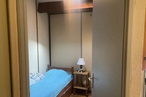 Ce spacieux appartement de 30 m² à Bandol propose un hébergement confortable pouvant accueillir jusqu'à 6 personnes, comprenant une chambre avec un lit gigogne, une mezzanine avec deux lits simples et un canapé lit dans le séjour. L'appartement est c...