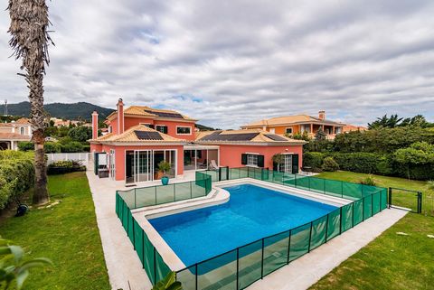 Diese prächtige dreistöckige Villa befindet sich in einer der ruhigsten und wertvollsten Straßen von Quinta da Beloura und kombiniert traditionelle Architektur mit einer praktischen und geräumigen Aufteilung, die sich perfekt zum Wohnen mit allem Kom...