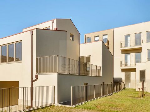 2 bedroom triplex apartment, new, with garden in the center of Porto. On the entrance floor there is 1 hall (4m2) and 1 bedroom supported by 1 complete bathroom, with electric towel rail and closet. Open space living room and kitchen (24m2), fully eq...